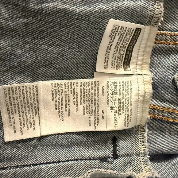 BEAUTIFUL!♥️ Levi's Denim Jacket Embroidered Bird Freedom Women's S/M - Picture 7 of 9